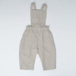 Schnittmuster Latzhose MAX in Beige für Babys und Kinder mit kurz und lang Optionen.