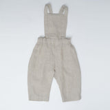Schnittmuster Latzhose MAX in Beige für Babys und Kinder mit kurz und lang Optionen.