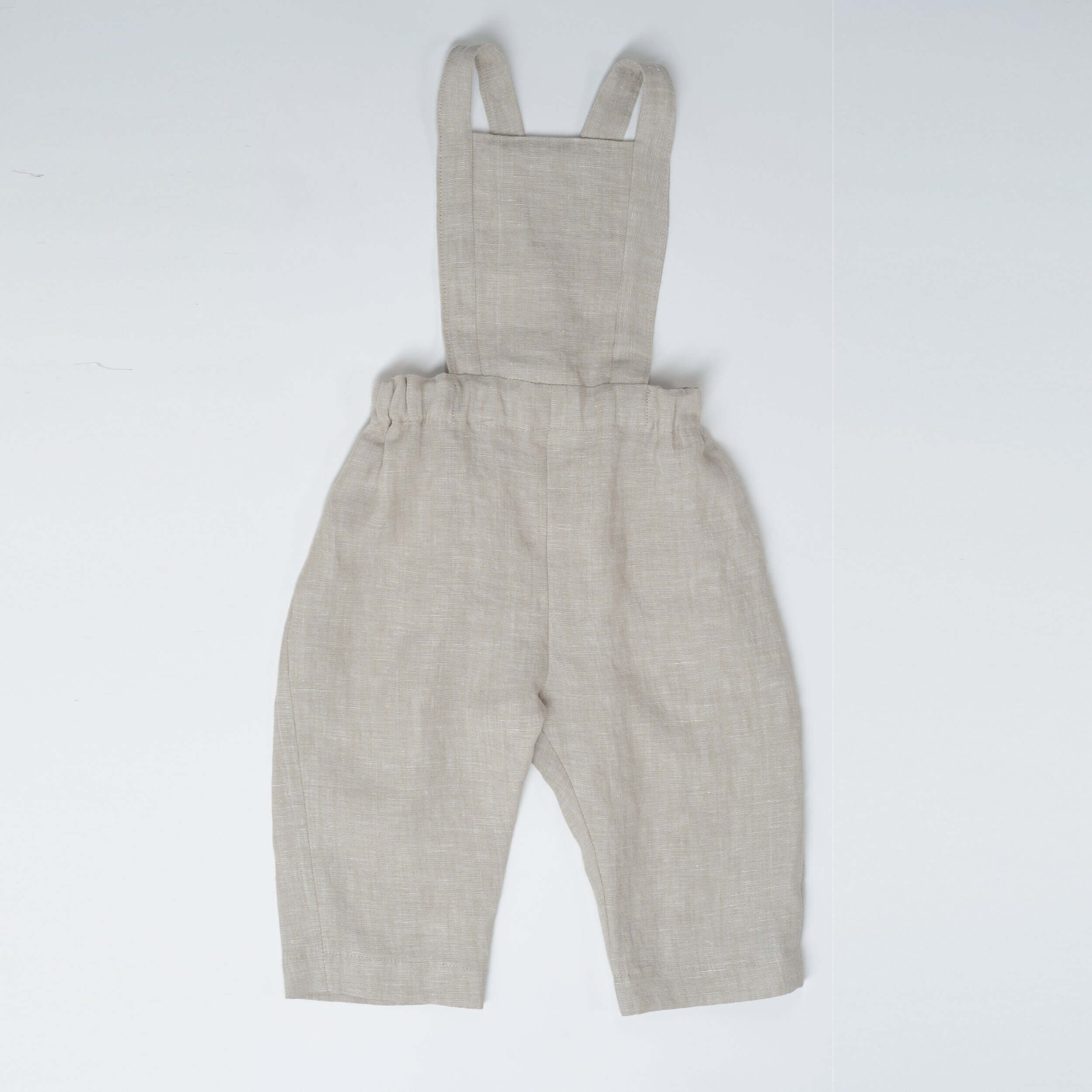 Schnittmuster Latzhose MAX in Beige für Babys und Kinder mit kurz und lang Optionen.