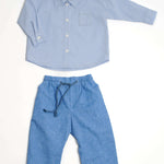 Schnittmuster Baby Hemd & Hose TOM + NOAH PDF Jungen Outfit in Blau gestreiftem Hemd und blauer Hose.