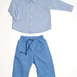 Schnittmuster Baby Hemd & Hose TOM + NOAH PDF Jungen Outfit in Blau gestreiftem Hemd und blauer Hose.