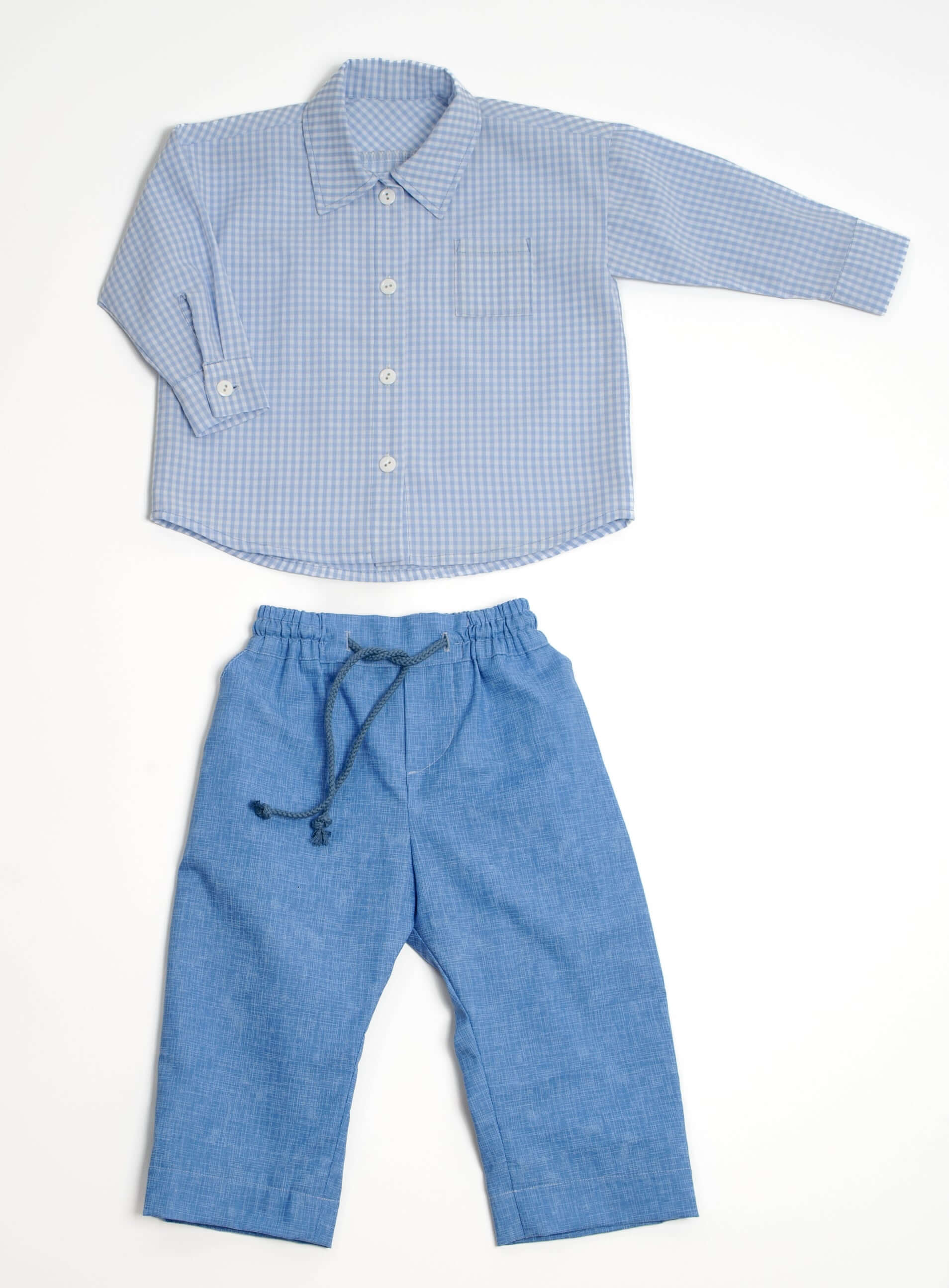Schnittmuster Baby Hemd & Hose TOM + NOAH PDF Jungen Outfit in Blau gestreiftem Hemd und blauer Hose.