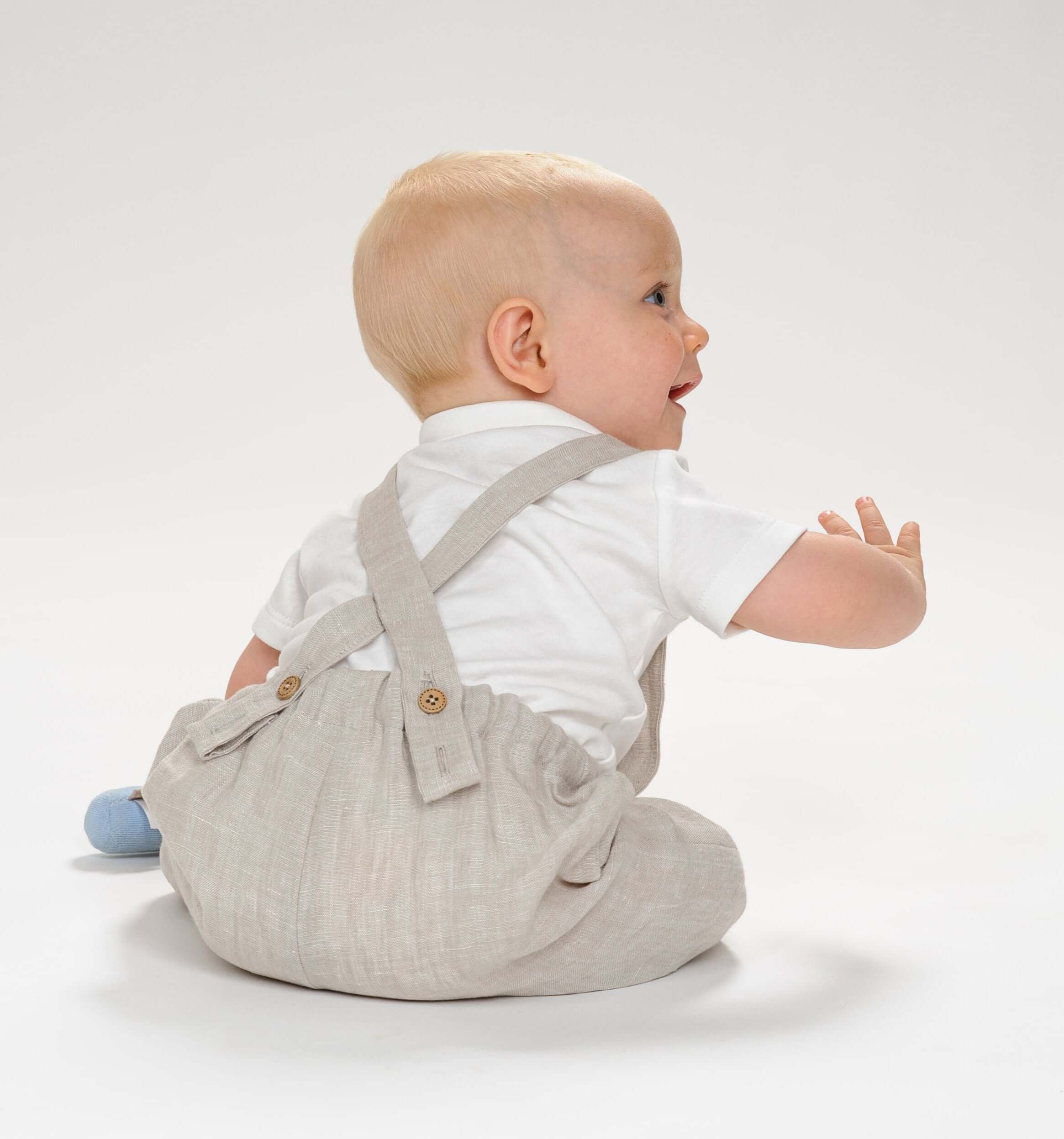 Schnittmuster Latzhose für Babys, MAX, bequem und praktisch für aktives Spielen und Wachsen.