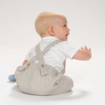 Schnittmuster Latzhose für Babys, MAX, bequem und praktisch für aktives Spielen und Wachsen.