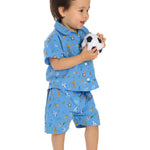 Schnittmuster Hemd für Baby und Kinder TOM Jungen Langarm und Kurzarm, Junge mit Fußball in blauem Outfit.