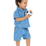 Schnittmuster Hemd für Baby und Kinder TOM Jungen Langarm und Kurzarm, Junge mit Fußball in blauem Outfit.