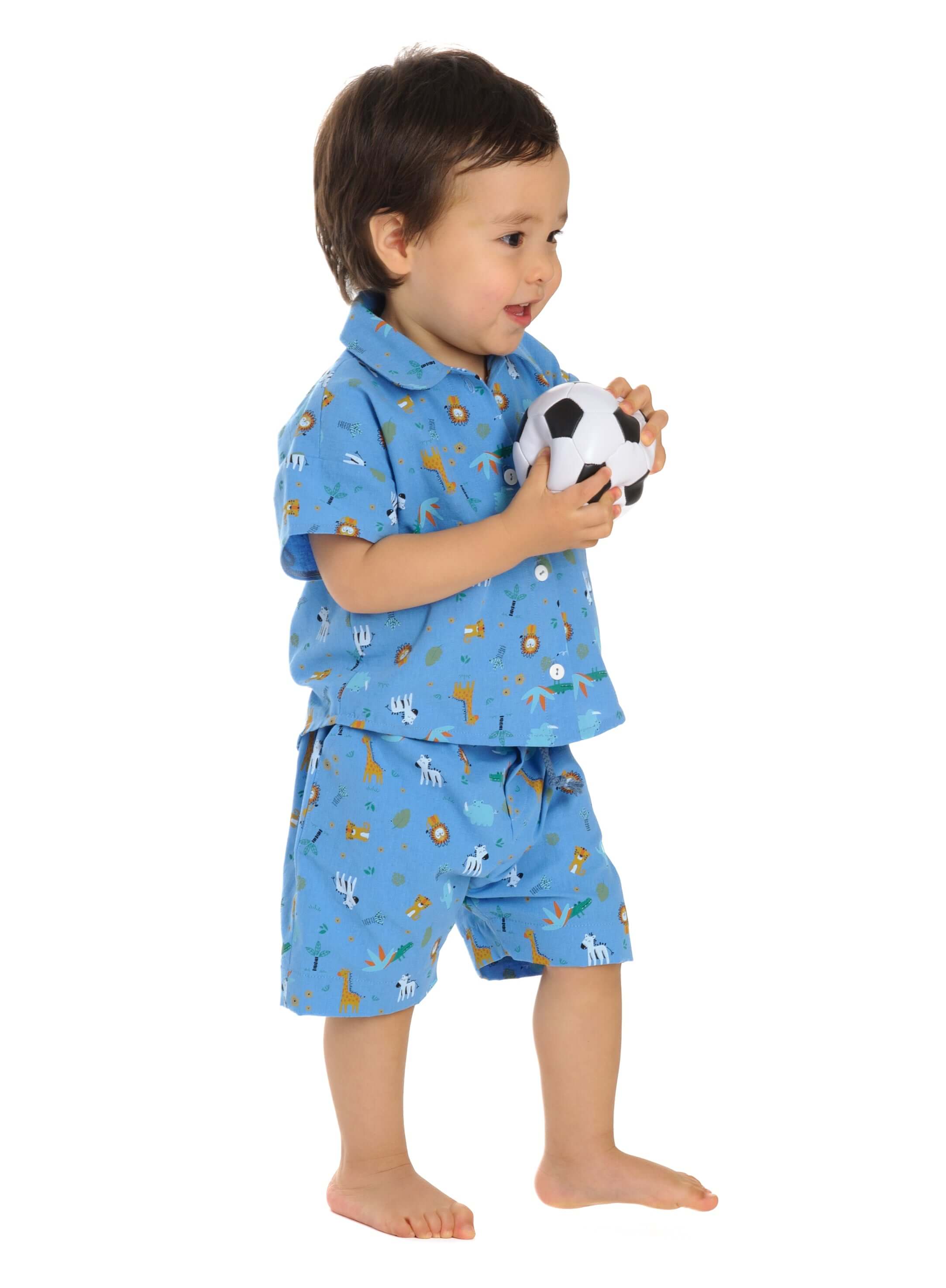 Schnittmuster Hemd für Baby und Kinder TOM Jungen Langarm und Kurzarm, Junge mit Fußball in blauem Outfit.