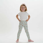 Schnittmuster Hoodie und Leggings ARWEN - Mädchen in floralem Leggings und T-Shirt, passende handgemachte Kleidung.