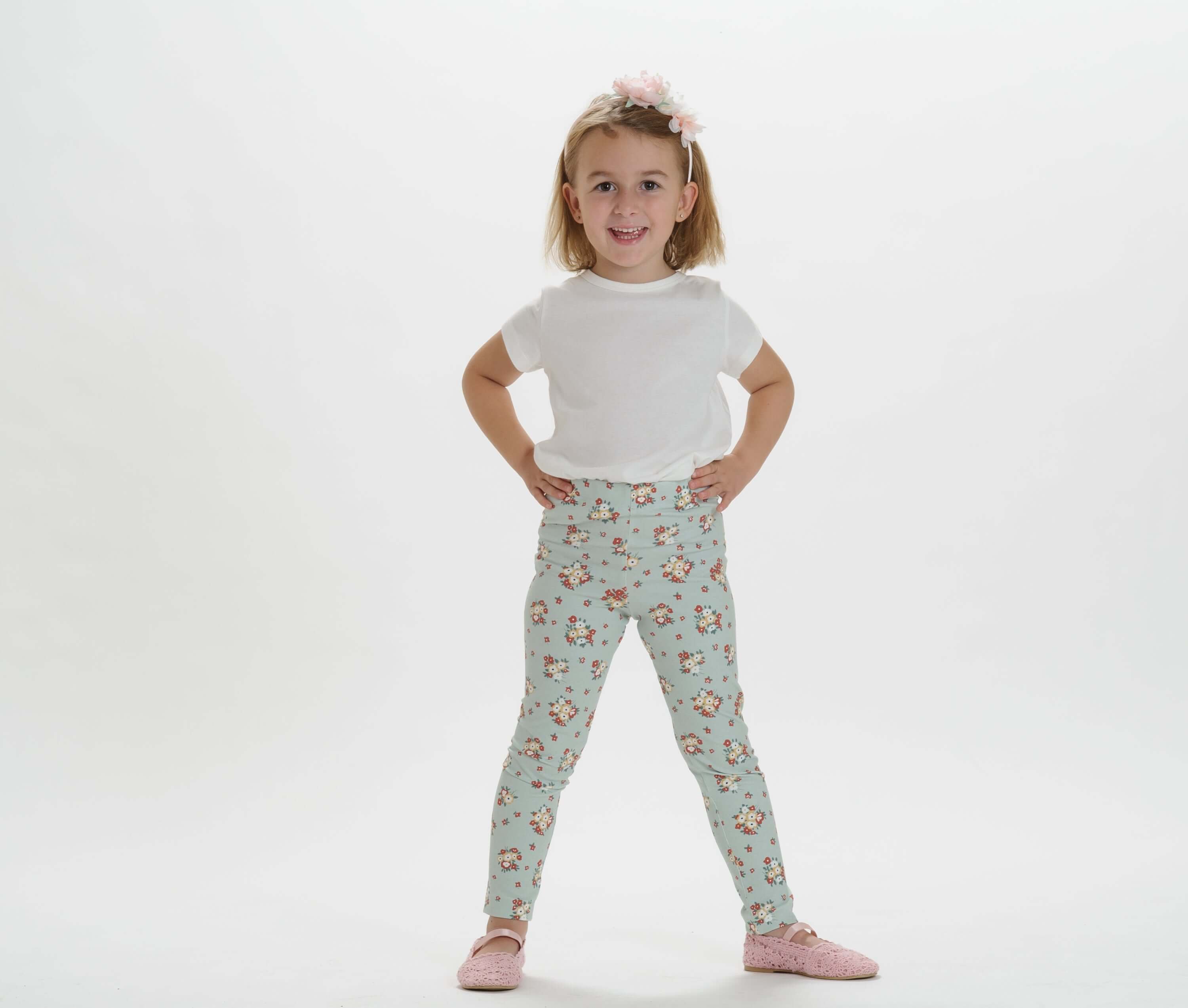 Schnittmuster Hoodie und Leggings ARWEN - Mädchen in floralem Leggings und T-Shirt, passende handgemachte Kleidung.