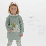 Schnittmuster Tunika: Mädchen trägt Hoodie ARWEN mit Kapuze und Blumenmuster, kombiniert mit Leggings.