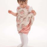 Schnittmuster Baby Twinset Babykleid Hängerchen und Pumphose - süßes Baby im floralen Kleid und Pumphose.