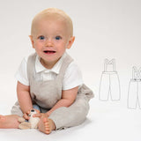 Schnittmuster Latzhose MAX PDF für Babys in hellbeige, abgebildet auf einem lächelnden Kind mit Spielzeug.