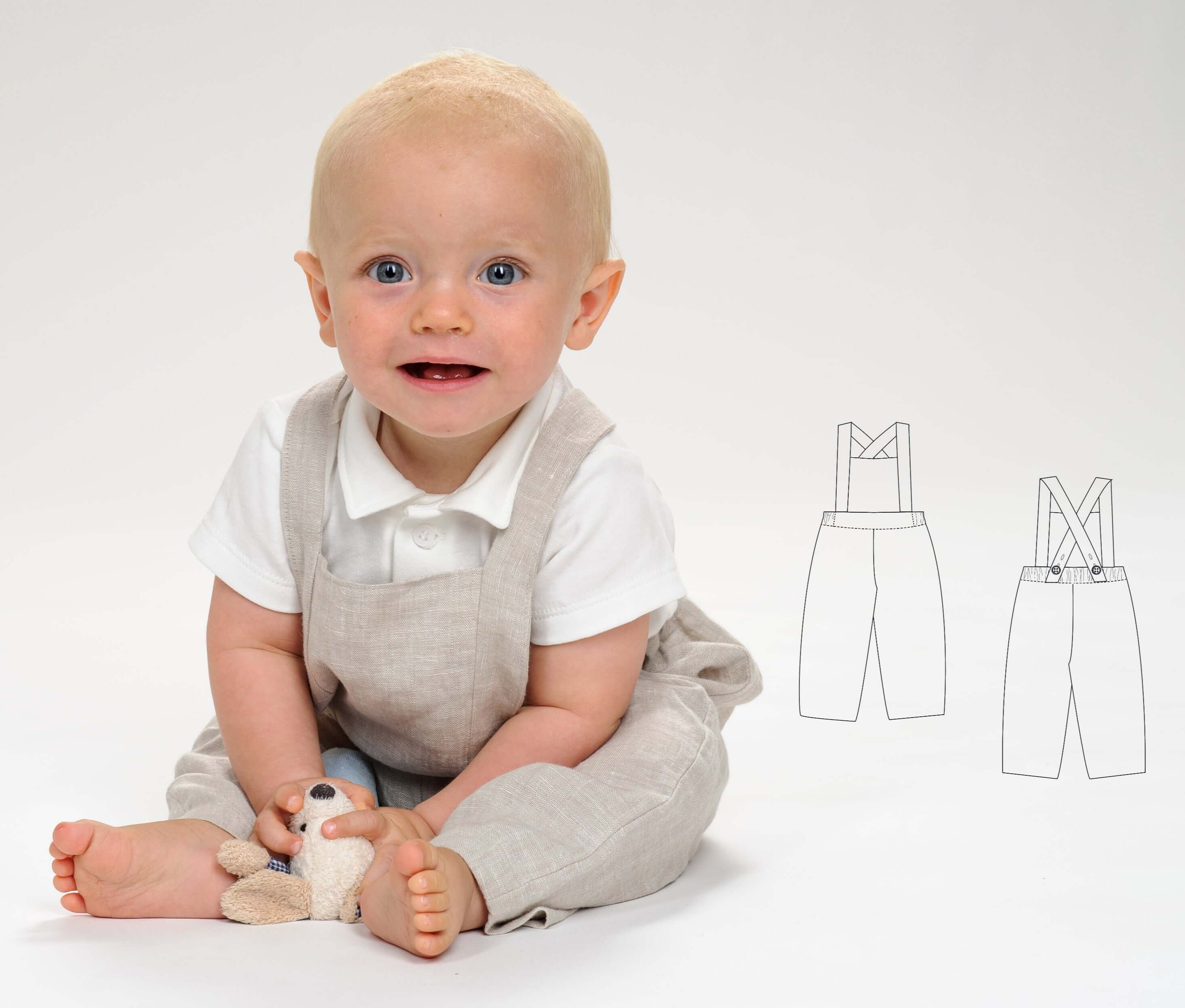 Schnittmuster Latzhose MAX PDF für Babys in hellbeige, abgebildet auf einem lächelnden Kind mit Spielzeug.