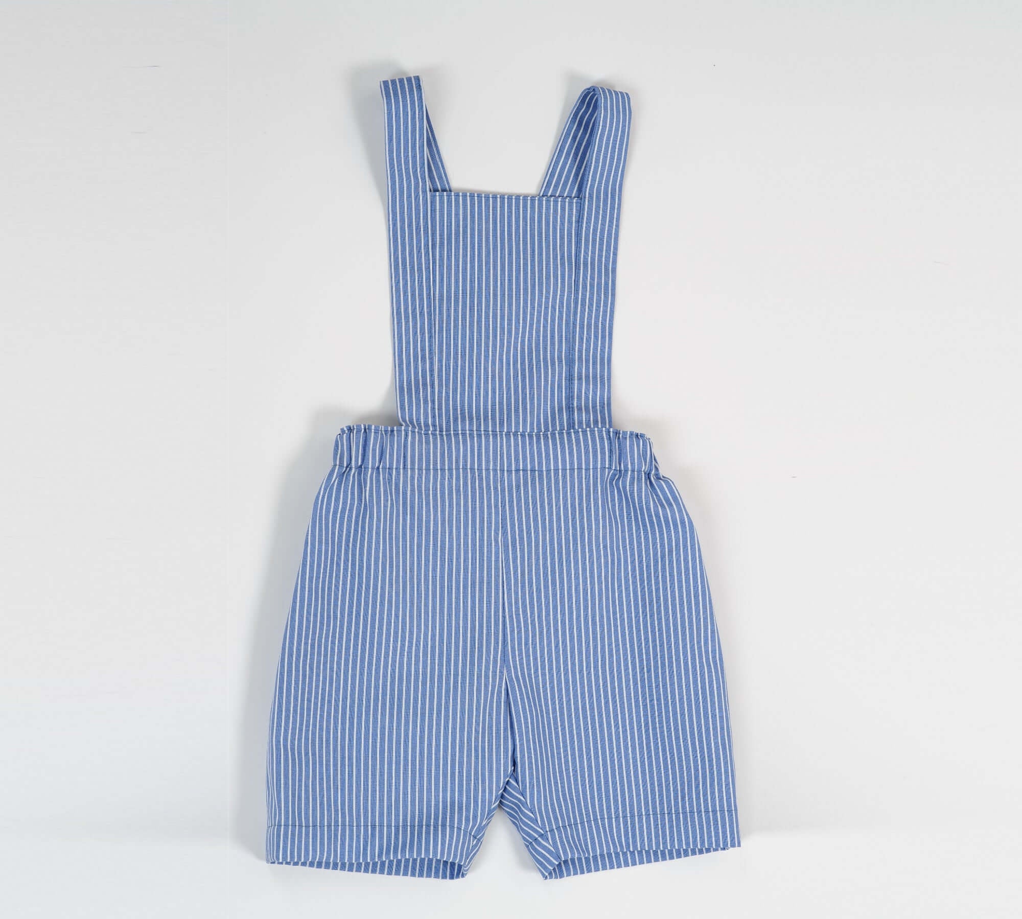 Schnittmuster Latzhose MAX in blauen Streifen, geeignet für Babys und Kinder, bequem und praktisch.