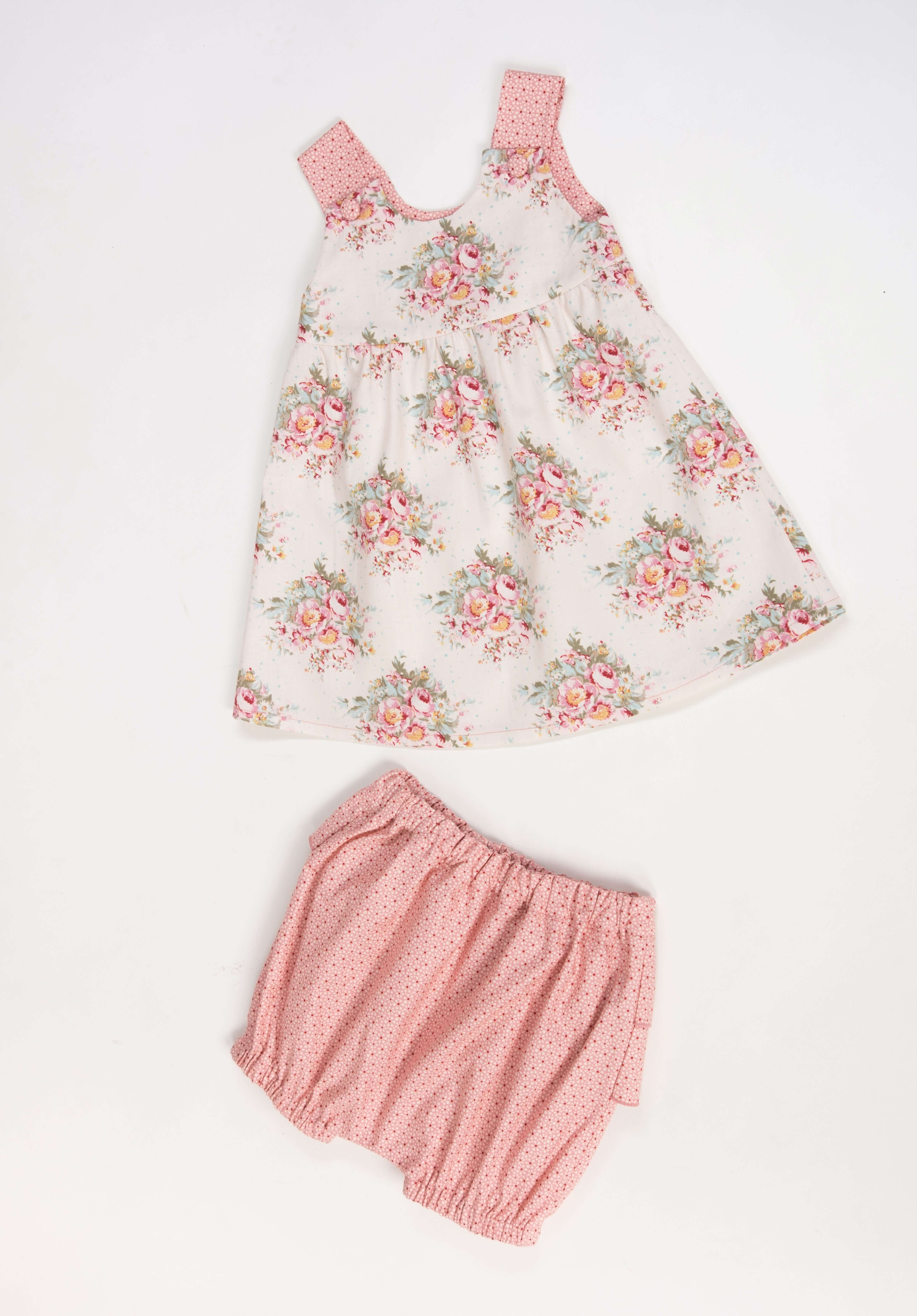 Schnittmuster Baby Twinset Babykleid Hängerchen und Pumphose, rosa Blumenmuster, ideal für Sommer und Winter.