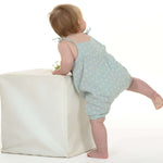 Schnittmuster Baby Overall Jumpsuit NELE – Kleinkind Sommer-Overall in hellblauer Farbe mit Blumenmuster.