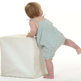 Schnittmuster Baby Overall Jumpsuit NELE – Kleinkind Sommer-Overall in hellblauer Farbe mit Blumenmuster.