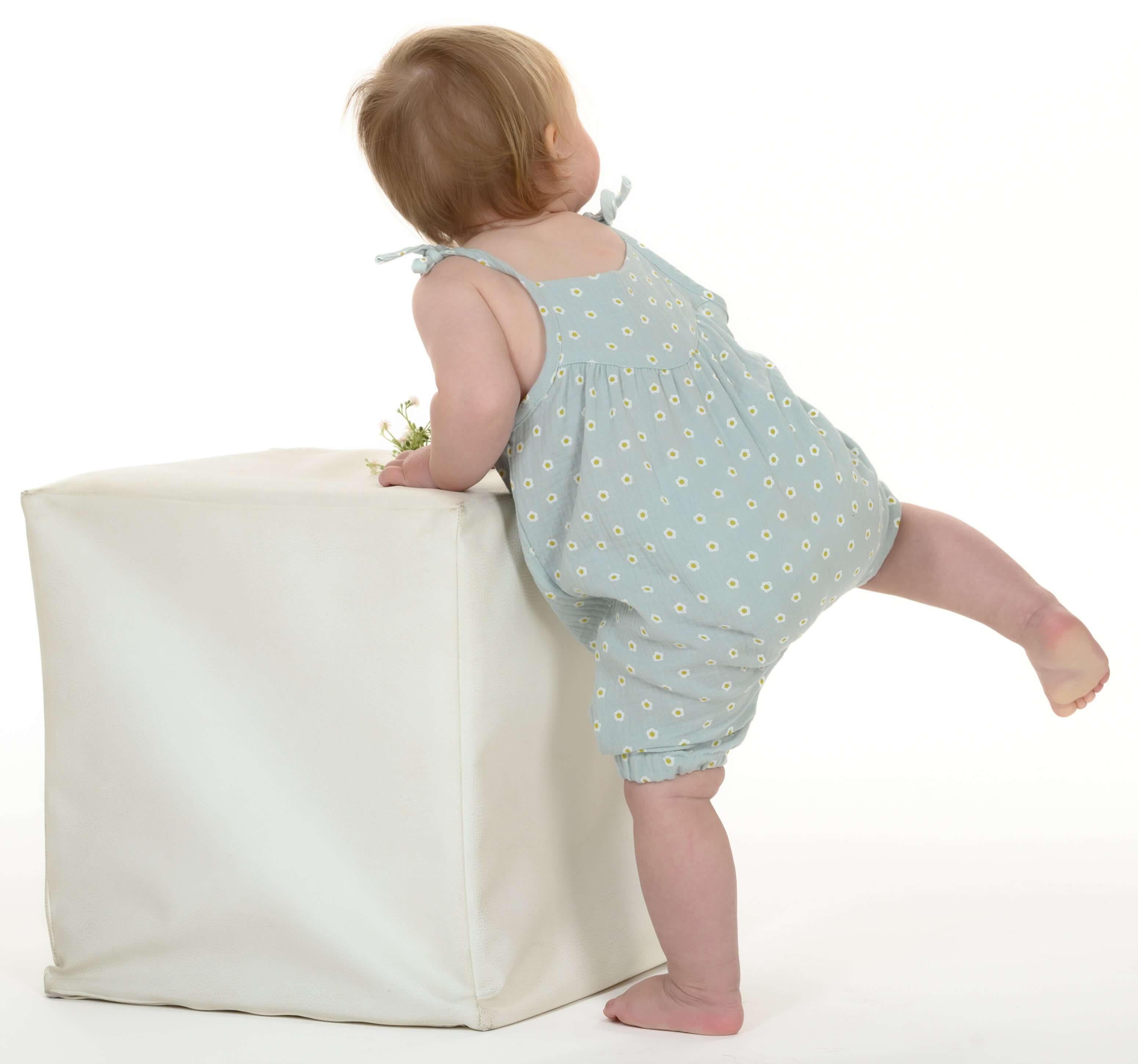 Schnittmuster Baby Overall Jumpsuit NELE – Kleinkind Sommer-Overall in hellblauer Farbe mit Blumenmuster.