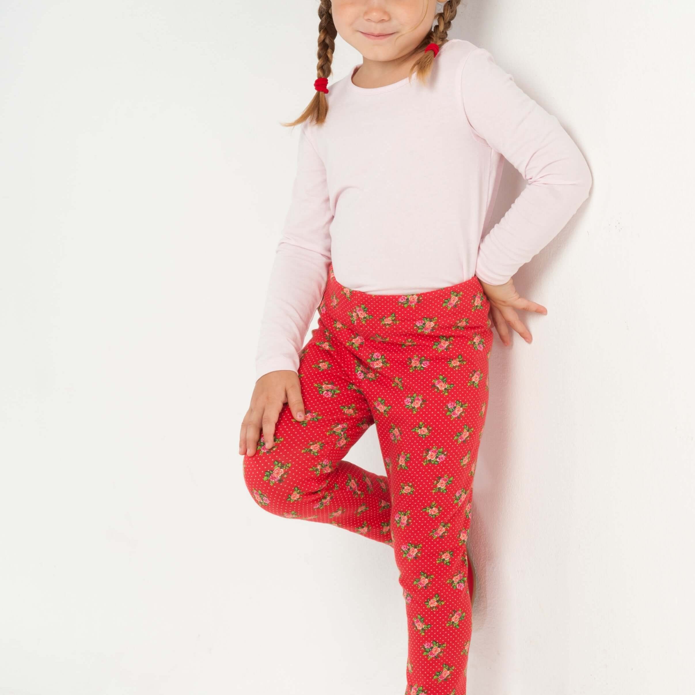Schnittmuster Baby Kinder Leggings in rot mit Blumenmuster, geschnitten für Kinder im Alter von 80-146.