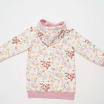 Schnittmuster Hoodie und Leggings ARWEN in Rosa mit Blumenmuster, ideal für handgemachte Kleidung für Mädchen.