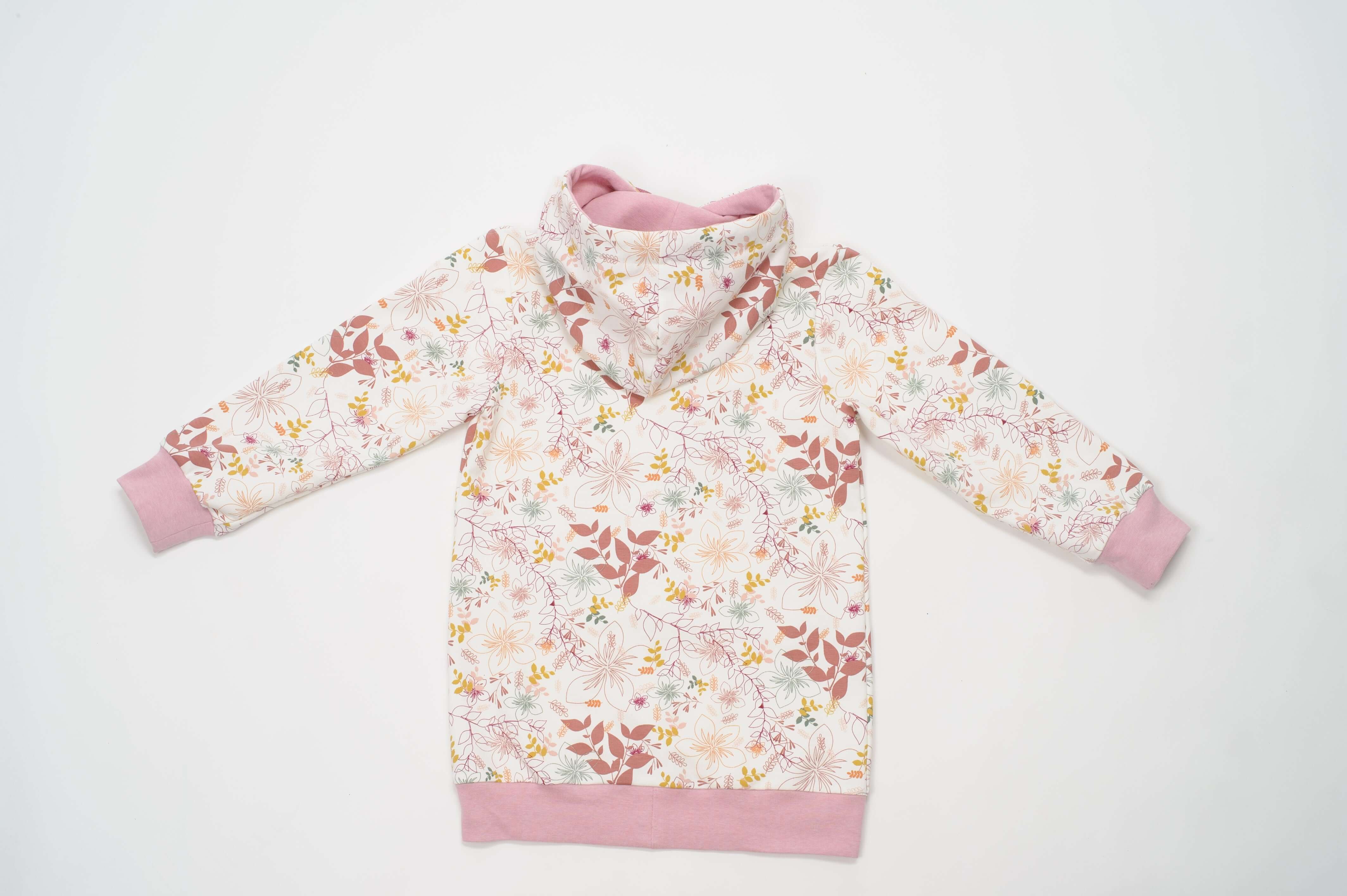 Schnittmuster Mädchen Tunika Hoodie ARWEN aus buntem Blumenstoff, ideal für Kinder.