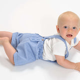 Schnittmuster Latzhose MAX PDF für Babys in blau-weiß gestreift, ideal für aktives Spielen im Sommer.