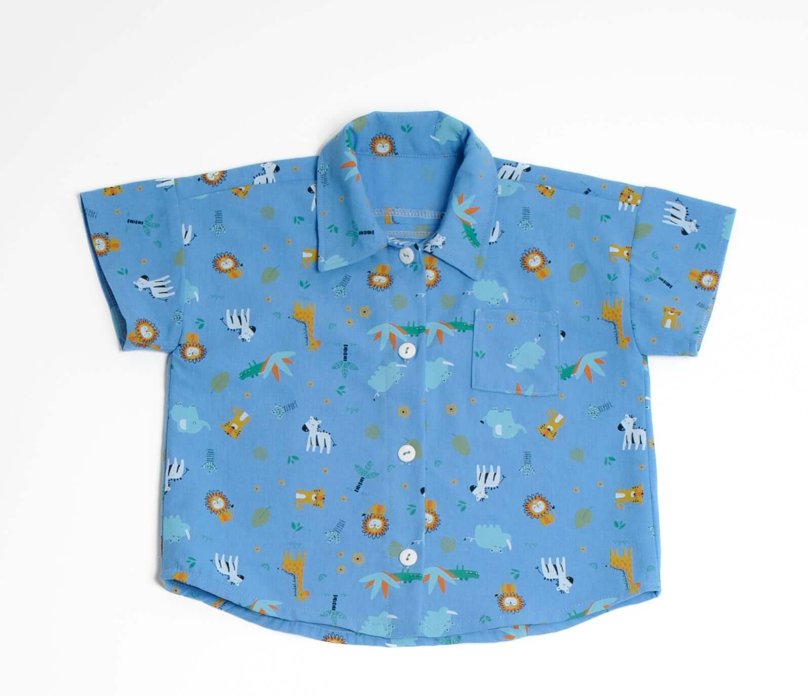 Schnittmuster Hemd für Baby und Kinder aus buntem Baumwollstoff mit Tiermotiven in blauem Design.