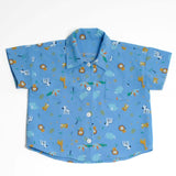 Schnittmuster Hemd für Baby und Kinder aus buntem Baumwollstoff mit Tiermotiven in blauem Design.