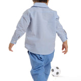 Schnittmuster Hemd für Baby und Kinder TOM auf einem Jungen, der einem Fußball hinterherläuft.