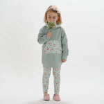 Schnittmuster Mädchen Tunika Hoodie ARWEN PDF - Mädchen in mintgrüner Tunika mit Blütenmuster und Leggings.