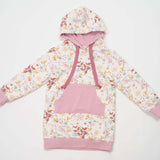 Schnittmuster Tunika Hoodie ARWEN in floralen Motiven mit Kapuze und Fronttasche auf weißem Hintergrund