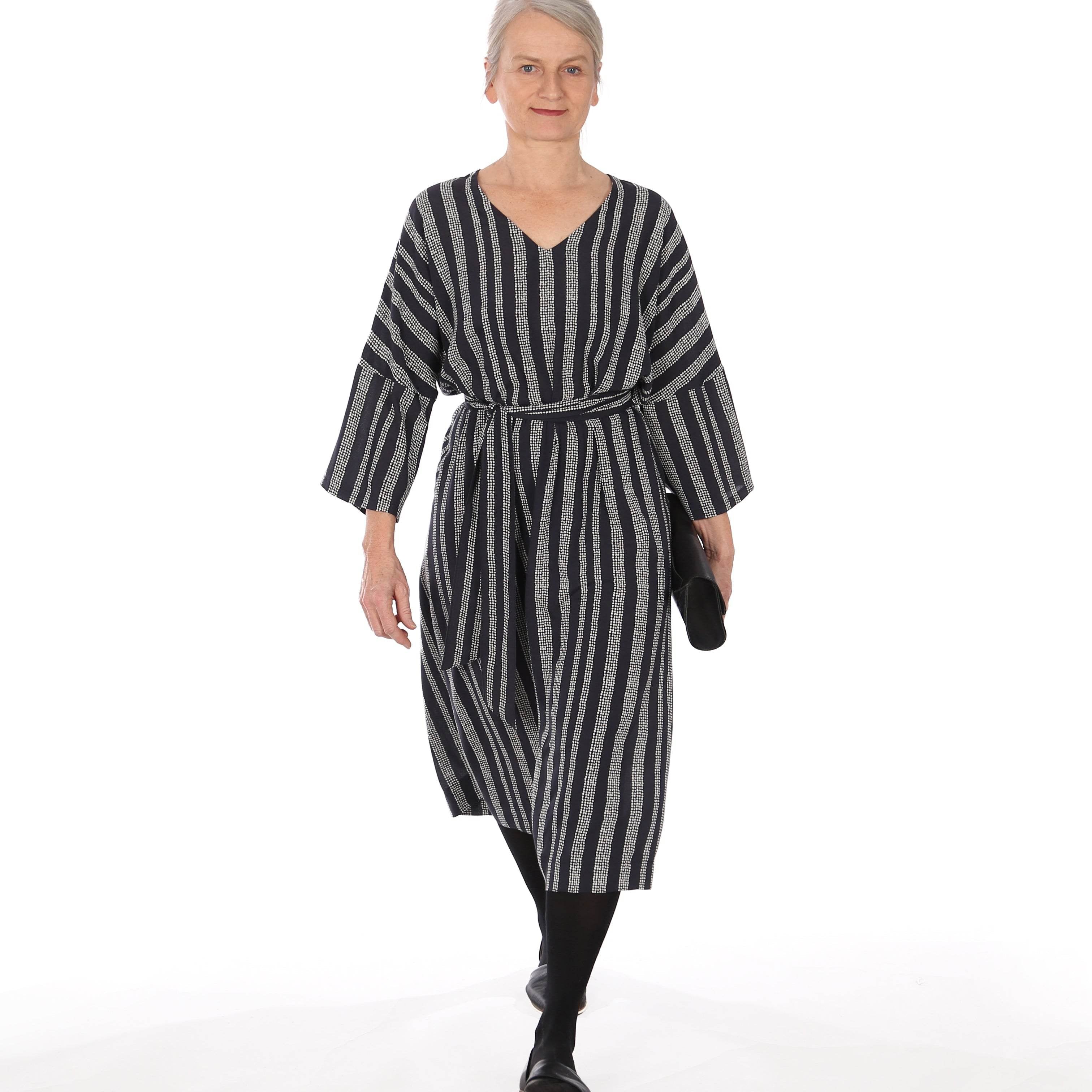 Kleid mit V-Ausschnitt FRAU IVA | Schnittmuster Gr. XS-XXL : - Sewando