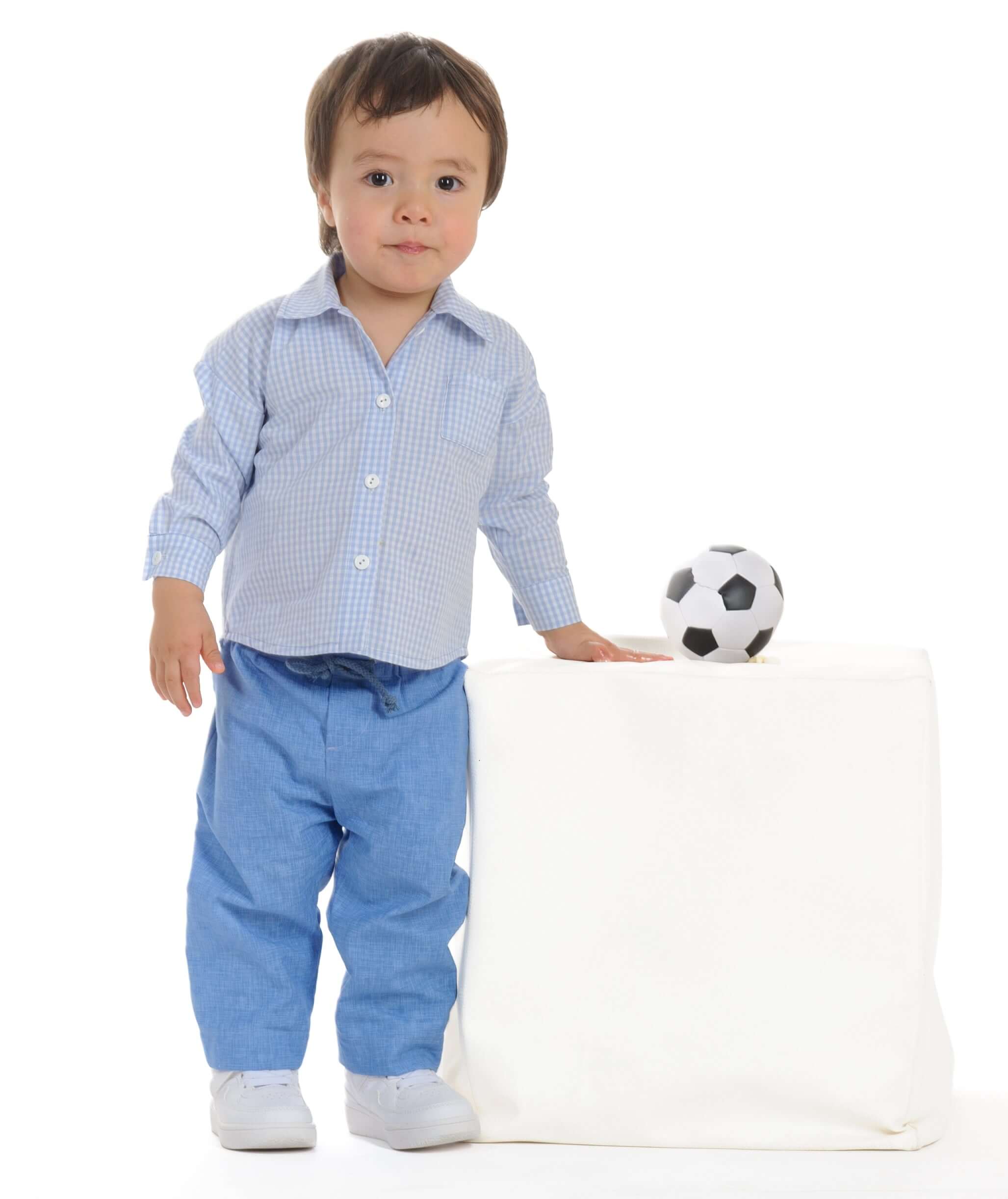 Schnittmuster Hemd für Baby und Kinder, Junge im klassischen Hemd mit Ball.