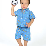 Schnittmuster Hemd für Baby und Kinder TOM in Blau mit Fußballmotiv, perfekt für Jungen im Sommer.