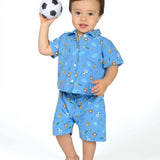 Schnittmuster Hemd für Baby und Kinder TOM in Blau mit Fußballmotiv, perfekt für Jungen im Sommer.