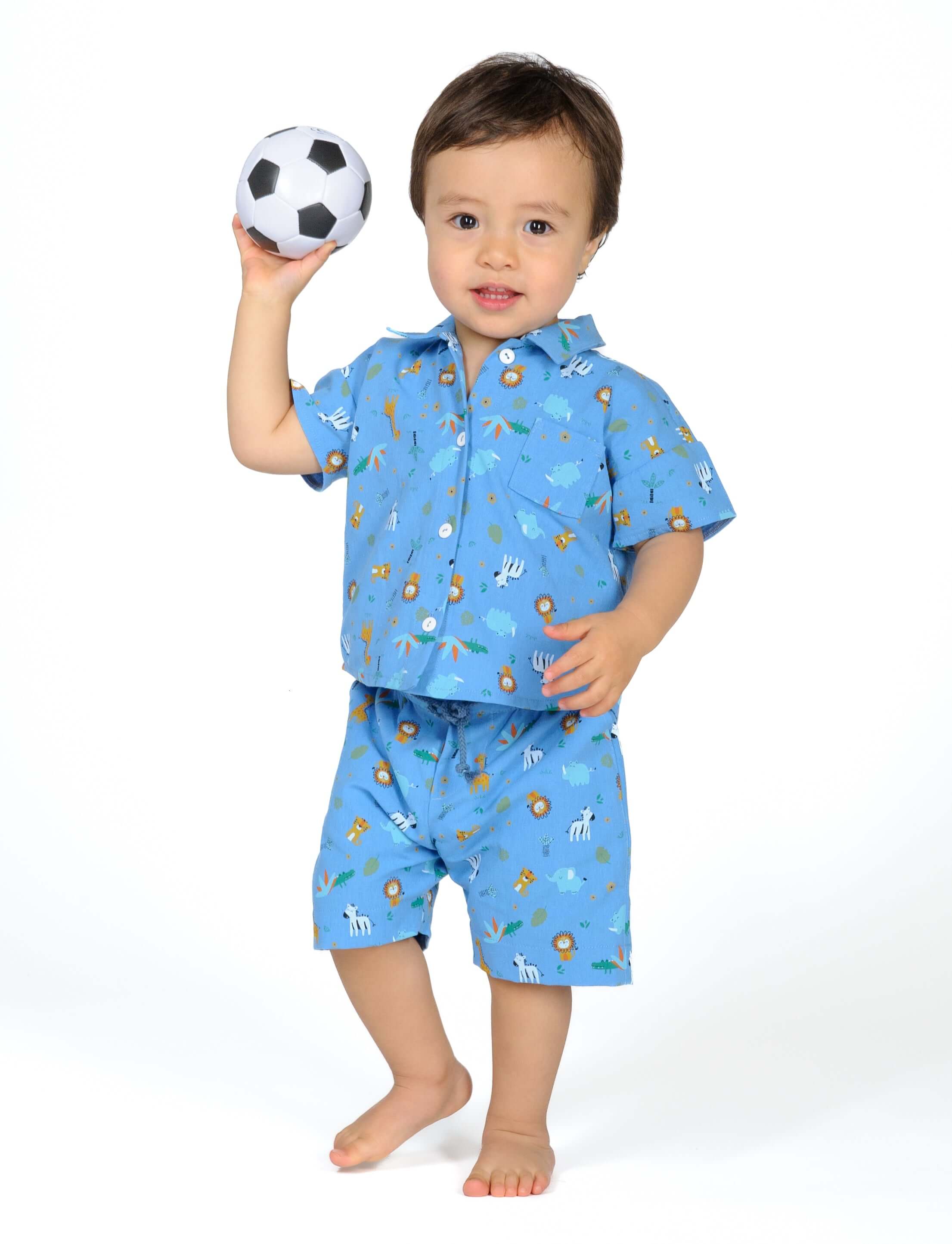 Schnittmuster Hemd für Baby und Kinder TOM in Blau mit Fußballmotiv, perfekt für Jungen im Sommer.