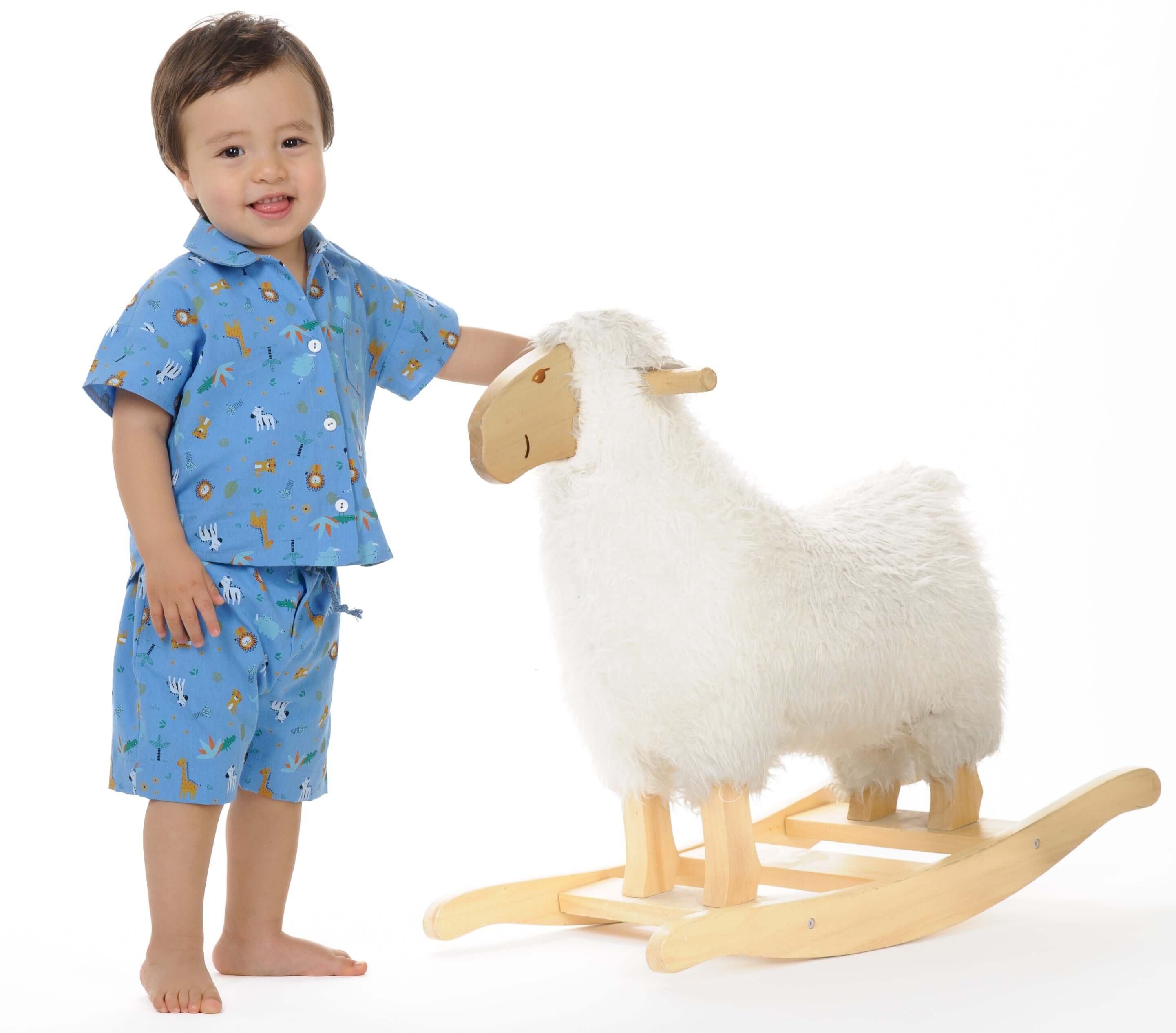 Schnittmuster Hemd für Baby und Kinder TOM Jungen Langarm und Kurzarm, Baby in Hemd mit Spielzeug-Schaf.