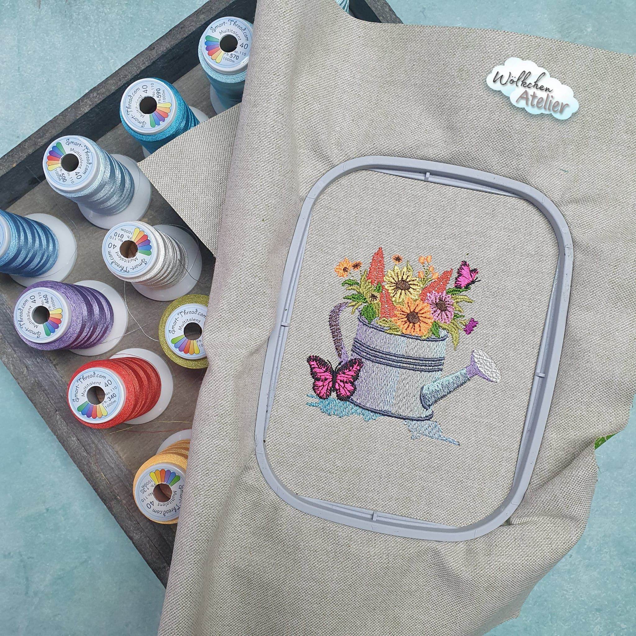 Gießkanne mit Blumen und Schmetterling Stickdatei – detailreiches Gartenmotiv für deine Stickmaschine - Sewando