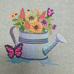 Gießkanne mit Blumen und Schmetterling Stickdatei – detailreiches Gartenmotiv für deine Stickmaschine - Sewando