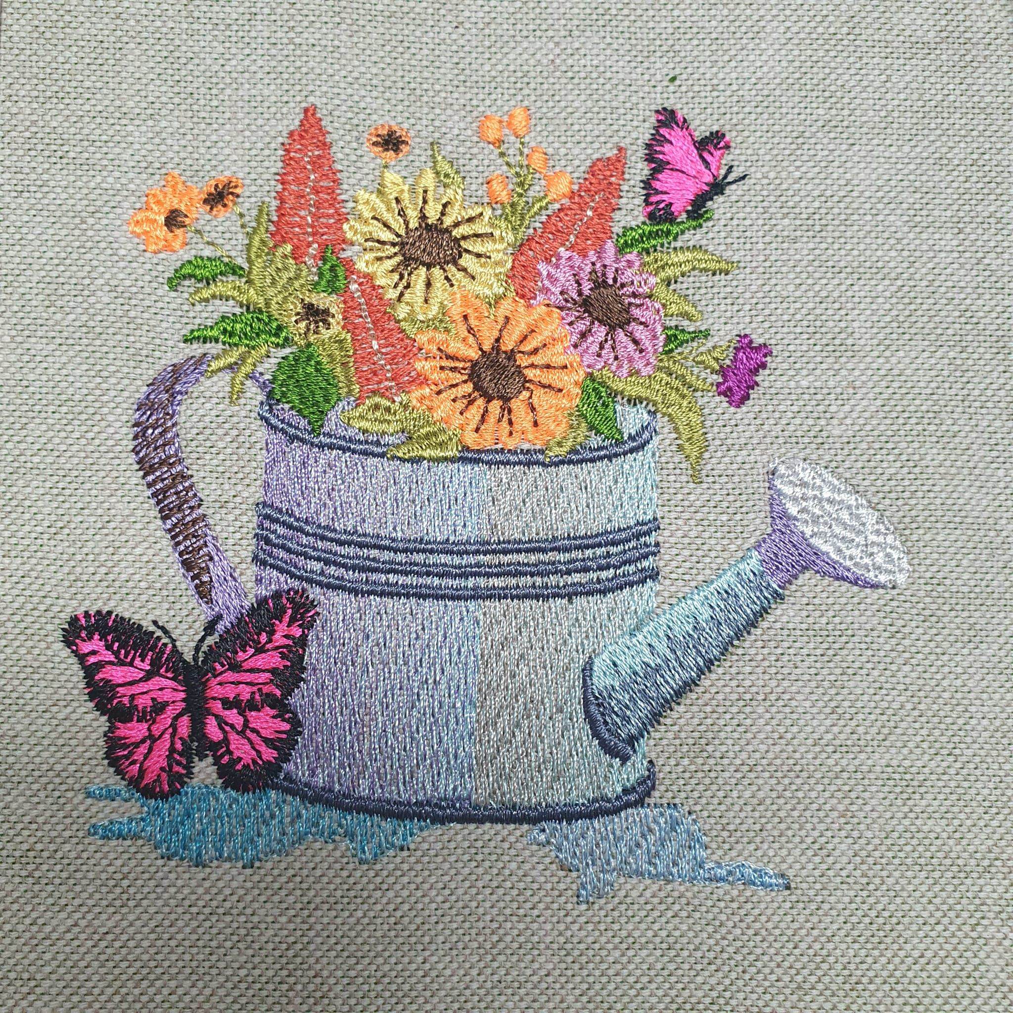 Gießkanne mit Blumen und Schmetterling Stickdatei – detailreiches Gartenmotiv für deine Stickmaschine - Sewando
