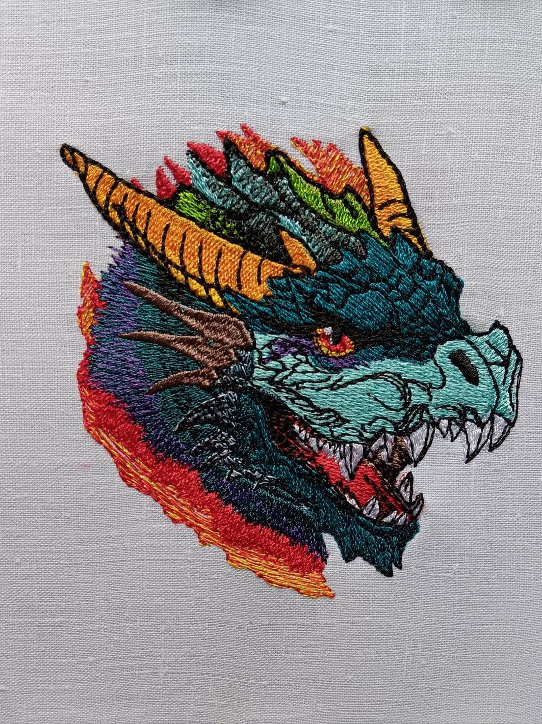 Drache Stickdatei – feuerspeiender Fantasy-König für deine Stickmaschine - Sewando