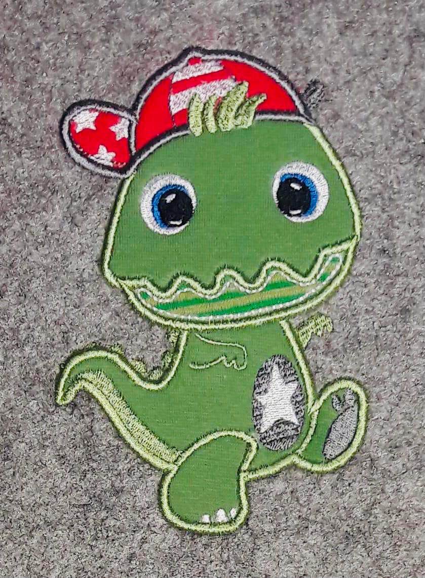 Dino Applikation Stickdatei – cooler Dino mit Basecap für kleine Abenteurer - Sewando