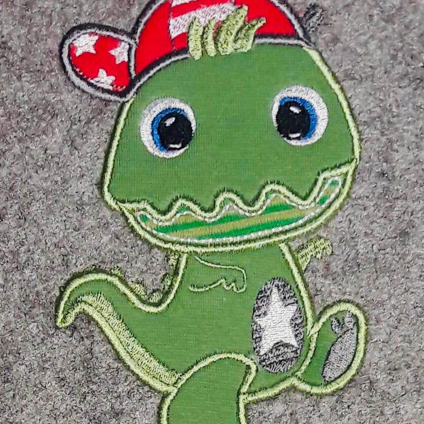 Dino Applikation Stickdatei – cooler Dino mit Basecap für kleine Abenteurer - Sewando