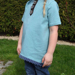 Schnittmuster timtom No.33 Shirt mit Vokuhila-Saum und optionalen Strick- oder Häkeldetails Gr.86-128 - Sewando