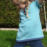Schnittmuster timtom No.33 Shirt mit Vokuhila-Saum und optionalen Strick- oder Häkeldetails Gr.86-128 - Sewando