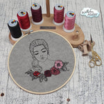 Doodle Frau Stickdatei – stille Anmut mit floraler Eleganz für deine Stickmaschine - Sewando