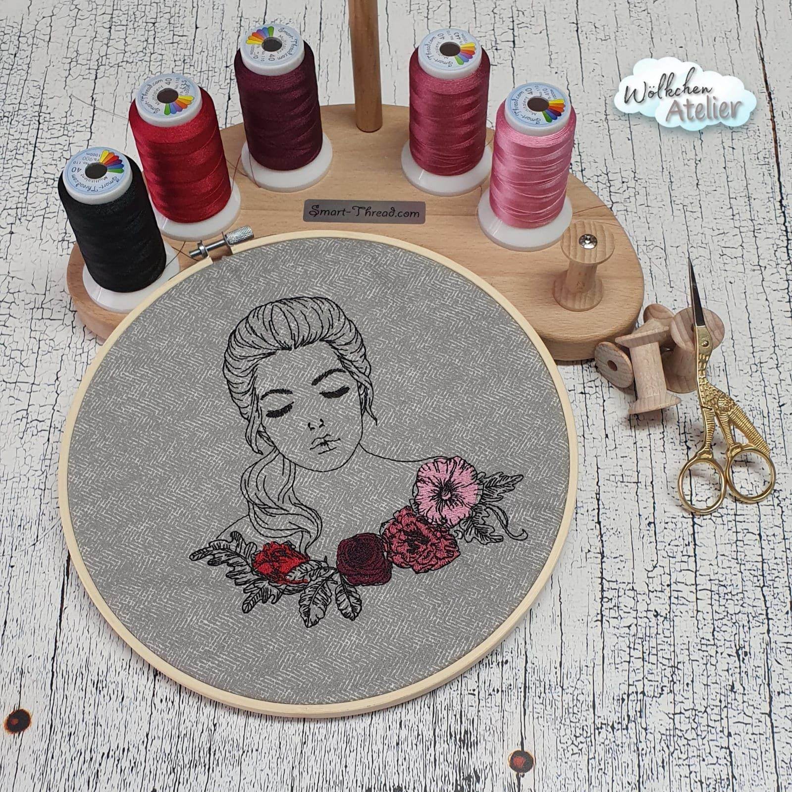 Doodle Frau Stickdatei – stille Anmut mit floraler Eleganz für deine Stickmaschine - Sewando