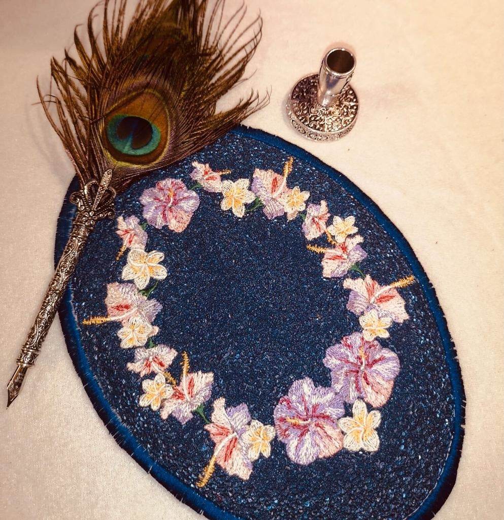 Blumenrahmen Stickdatei – Tropisches Blumenmotiv als verspielter Rahmen - Sewando