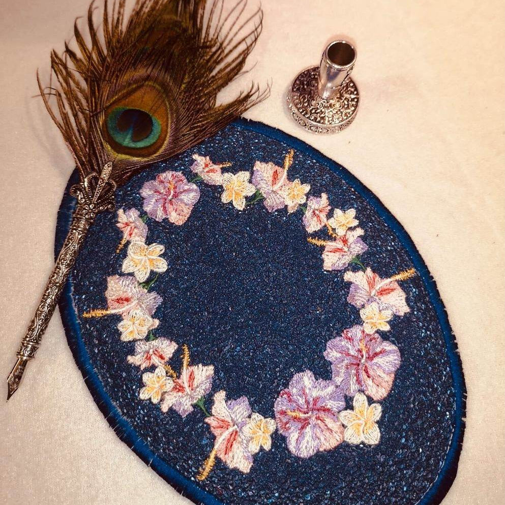 Blumenrahmen Stickdatei – Tropisches Blumenmotiv als verspielter Rahmen - Sewando