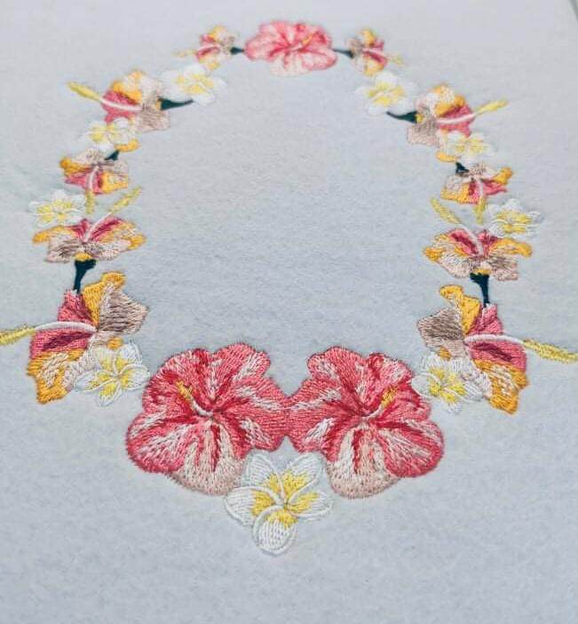Blumenrahmen Stickdatei – Tropisches Blumenmotiv als verspielter Rahmen - Sewando